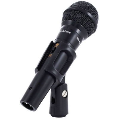 Microfone preto com grelha esférica metálica e clip para suporte em fundo branco