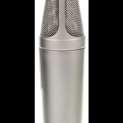 Microfone de estúdio prateado com grelha metálica cinzenta