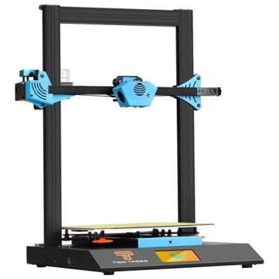 Impressora 3D preta e azul com painel tátil amarelo em fundo branco