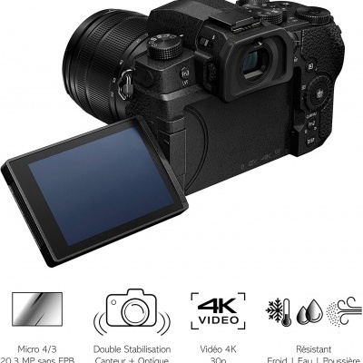 Máquina fotográfica digital negra com ecrã LCD articulado e ícones informativos