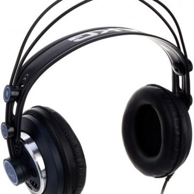 Auscultadores pretos com estrutura metálica e acolchoamento em pele sintética