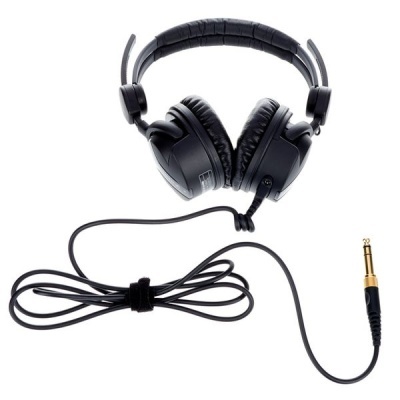 Headphones pretos com cabo e ficha dourada