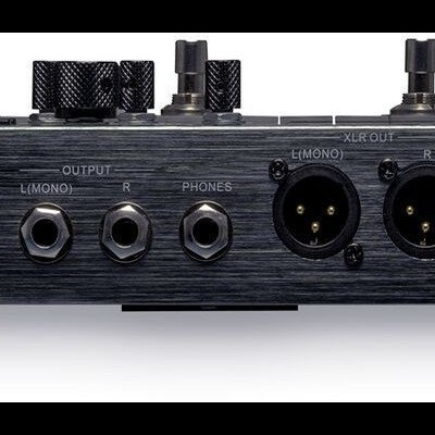 vista traseira do pedal efeitos Mooer com várias conexões de áudio e USB