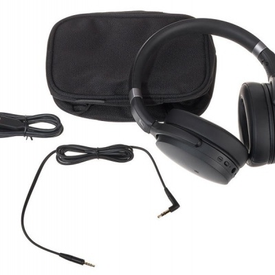 Auscultadores sem fios pretos, cabo USB, cabo de áudio e estojo preto