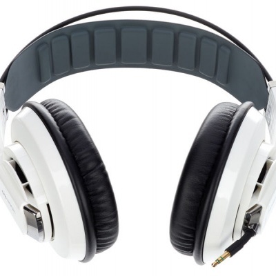 Headphones over-ear brancos com almofadas pretas e cabo jack dourado