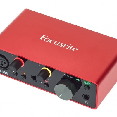 Interface de áudio Focusrite Scarlett Solo vermelha com botões e entradas frontais