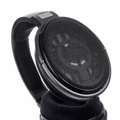 Headphones pretos com grelha metálica e acolchoamento em veludo