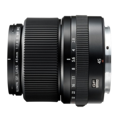 Lente de câmaa Fujinon GF 45mm f/2.8 R WR preta com anéis de ajuste