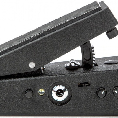 Pedal de efeitos para guitarra preto em fundo branco