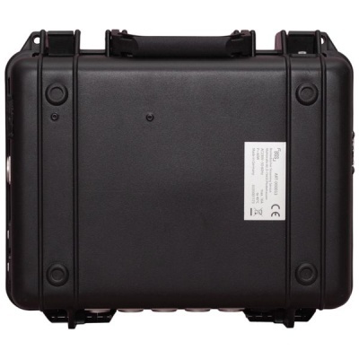 Mala rígida preta com etiqueta branca