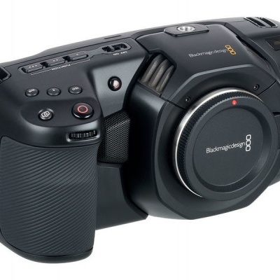 Câmara Blackmagic Design Pocket Cinema Camera 6K preta com pega texturizada e botões