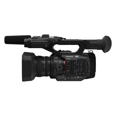 Câmara de vídeo Panasonic 4K preta com microfone direcional e visor ocular