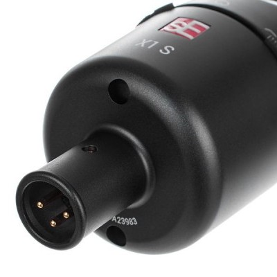 Microfone preto com conector de 3 pinos