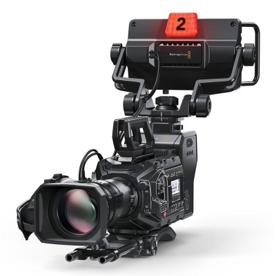 Câmara profissional de vídeo preta com suporte e número 2 vermelho