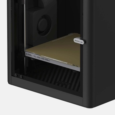 Impressora 3D preta com base dourada e texto visível