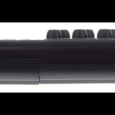 Aparelho de som preto com botões e entradas de áudio