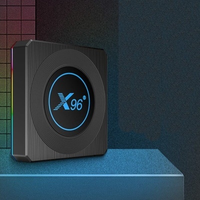 Aparelho eletrónico preto com ecrã circular azul X96°