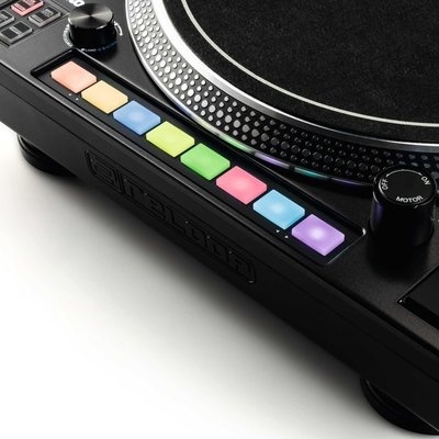 Equipamento de DJ preto com botões coloridos e roda de vinil