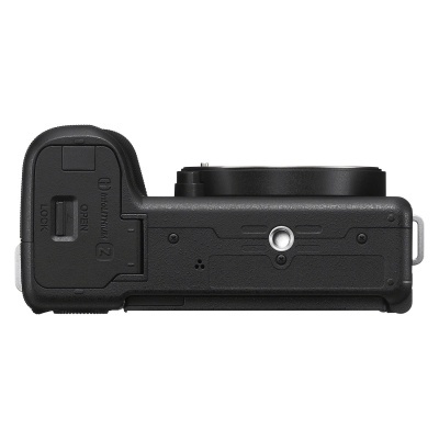 Câmara fotográfica preta vista de lado com detalhes em relevo e parafuso para tripé.