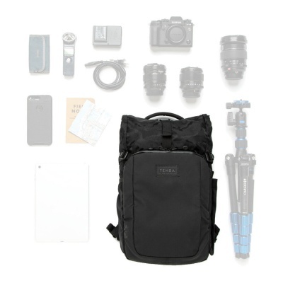 Mochila preta TENBA com bolso frontal e alça superior