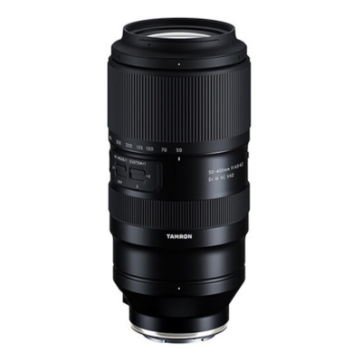 Objetiva Tamron 150-600mm preta com escalas numéricas e botões