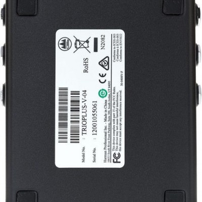 Parte inferior de dispositivo eletrônico preto com etiqueta branca e pés antiderrapantes