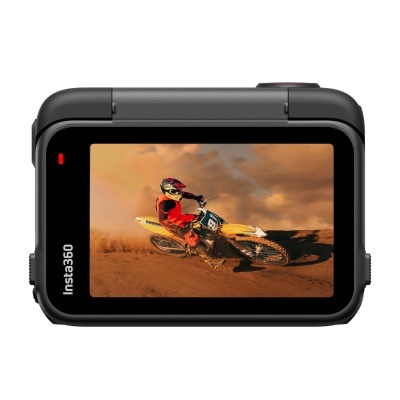 Câmara digital Insta360 com ecrã a cores mostrando motociclista em pista de terra