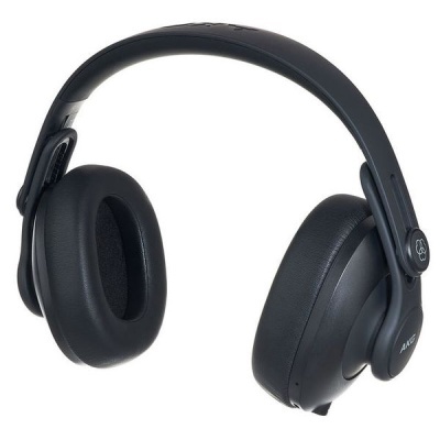 Headphones AKG pretos over-ear com almofadas acolchoadas