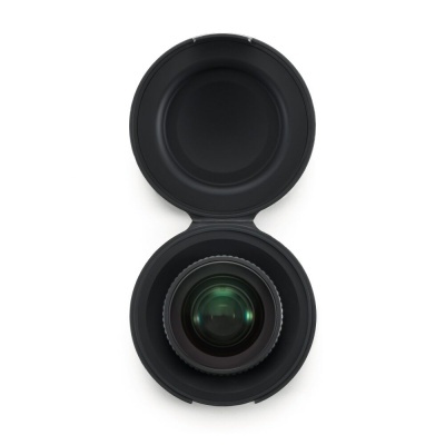 Lente de câmara preta com estojo aberto
