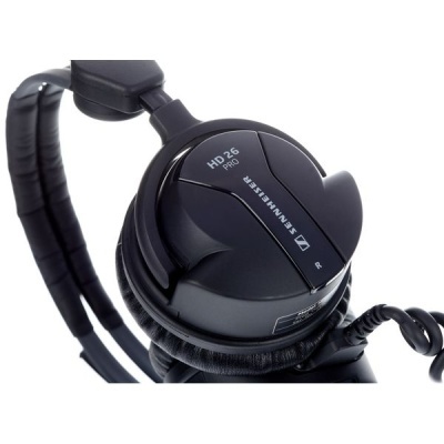 Fones de ouvido Sennheiser preto modelo HD 26 PRO com almofadas acolchoadas.