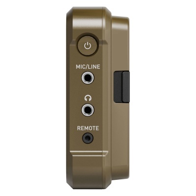 Dispositivo portátil castanho com três entradas rotuladas e botão preto lateral