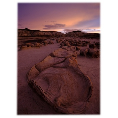 Formações rochosas naturais sob céu ao entardecer