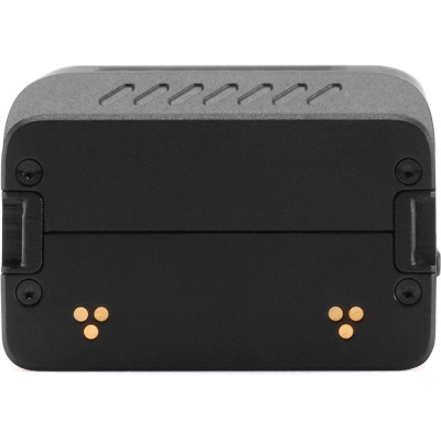 Dispositivo eletrônico preto e cinza com contatos dourados e ventilação