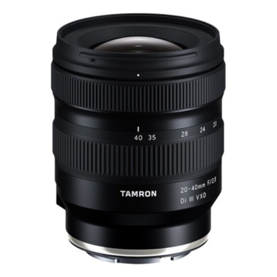 Objetiva fotográfica Tamron 20-40mm f/2.8 preta com anéis texturizados e marcações
