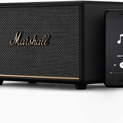 Coluna preta Marshall e smartphone com ecrã musical