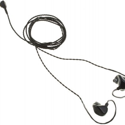 Auscultadores intra-auriculares pretos com fios torcidos