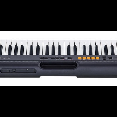 Teclado musical Casio preto com teclas brancas e pretas e botões laranja e preto