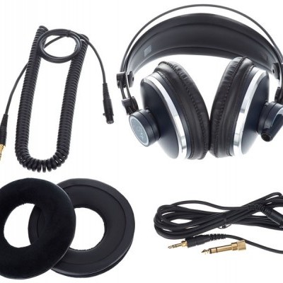 Auscultadores grandes pretos com cabos e almofadas extras