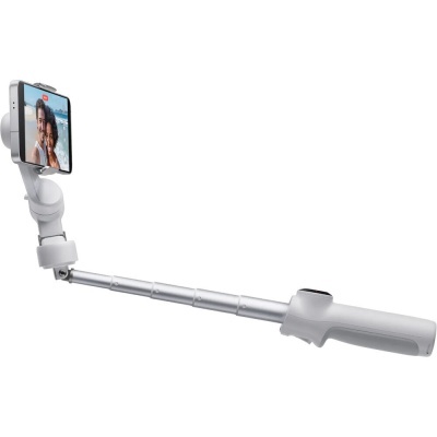 Monopé branco para telemóvel com ecrã mostrando duas pessoas na praia