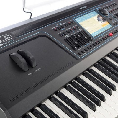 Teclado musical digital preto com ecrã colorido e teclas brancas e pretas