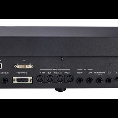 Painel traseiro preto com portas e conectores variados