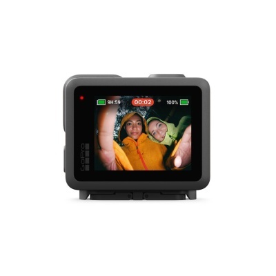 Câmara de ação GoPro preta com ecrã a cores a mostrar gravação de duas pessoas em casacos coloridos