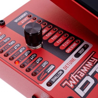 Pedal de guitarra vermelho e preto Whammy DT com botões e seletores