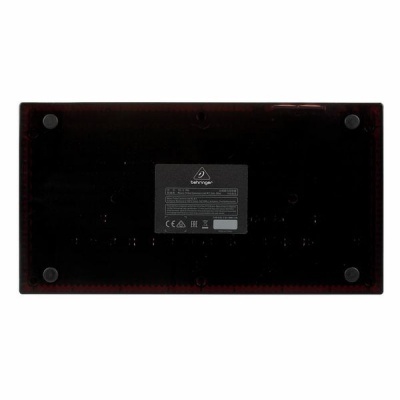 Base preta de dispositivo Behringer com etiqueta técnica e suportes de borracha