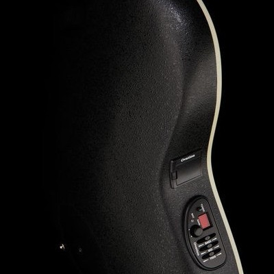 Guitarra acústica preta com captador e controles eletrónicos incorporados