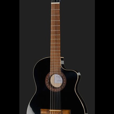 Guitarra clássica preta com roseta decorativa