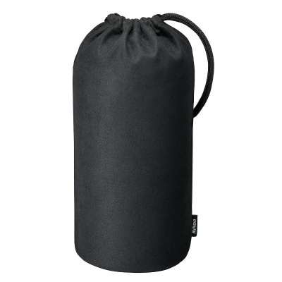 Estojo preto cilíndrico com cordão e etiqueta Nikon.