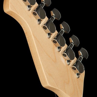 Cabeça de guitarra elétrica em madeira clara com tarraxas cromadas e pretas