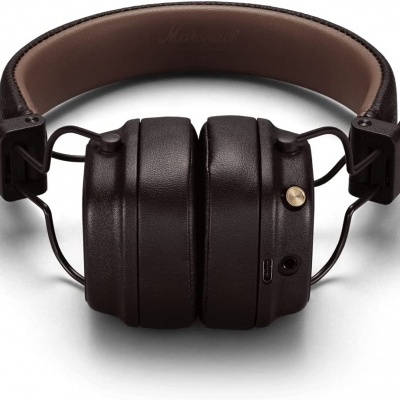 Auricular over-ear castanho escuro em fundo branco