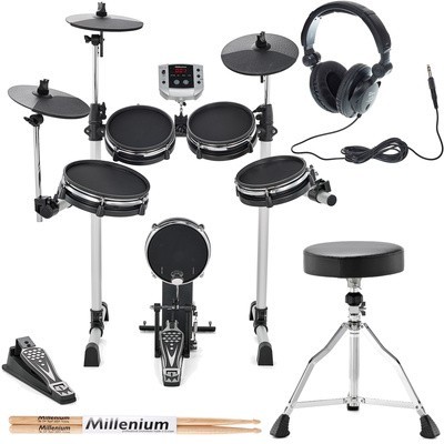 Bateria eletrónica preta com suporte metálico prateado, baquetas Millenium, tamborete e auscultadores pretos.